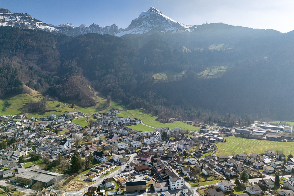 Bergdorf mit Alpenpanorama