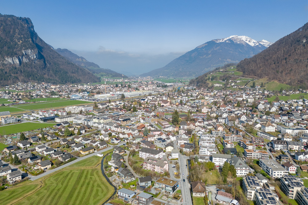 Luftaufnahme einer Stadt im Alpenraum