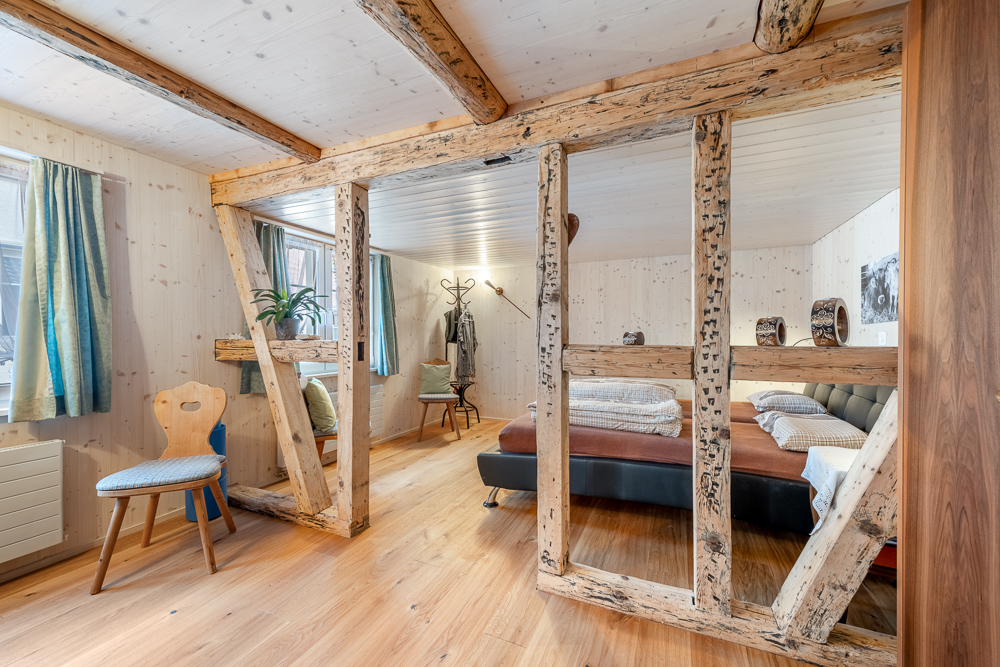 Gemütliches Schlafzimmer mit rustikalem Holzbalken-Design