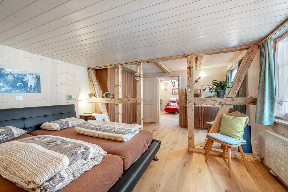 Rustikales Schlafzimmer mit sichtbarer Holzbalkenstruktur