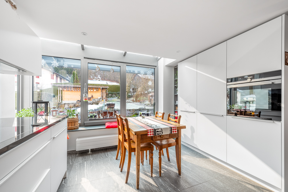 Moderne Küche mit Essbereich am großen Fenster