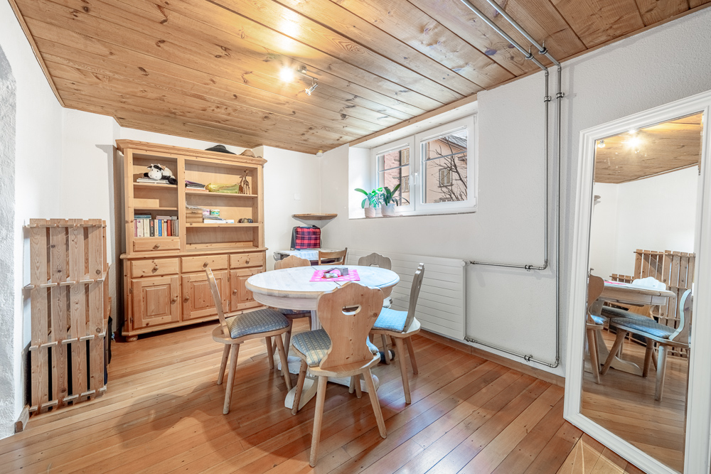 Esszimmer mit Holzmöbeln und Holzdecke