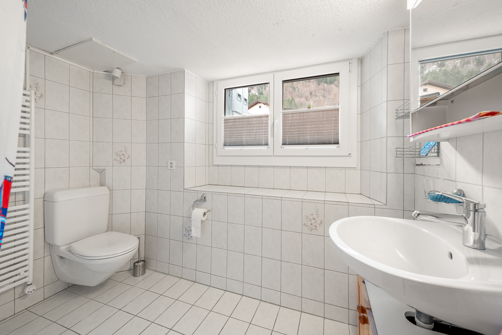 Gäste-WC mit Fenster und Waschbecken