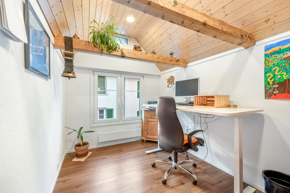 Heller Arbeitsraum mit sichtbaren Holzbalken