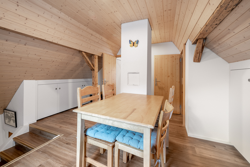 Dachgeschoss-Essbereich mit Holzausbau