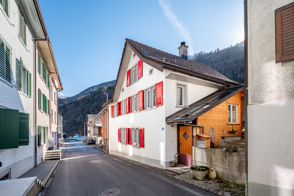 Straßenansicht eines alpinen Wohnhauses