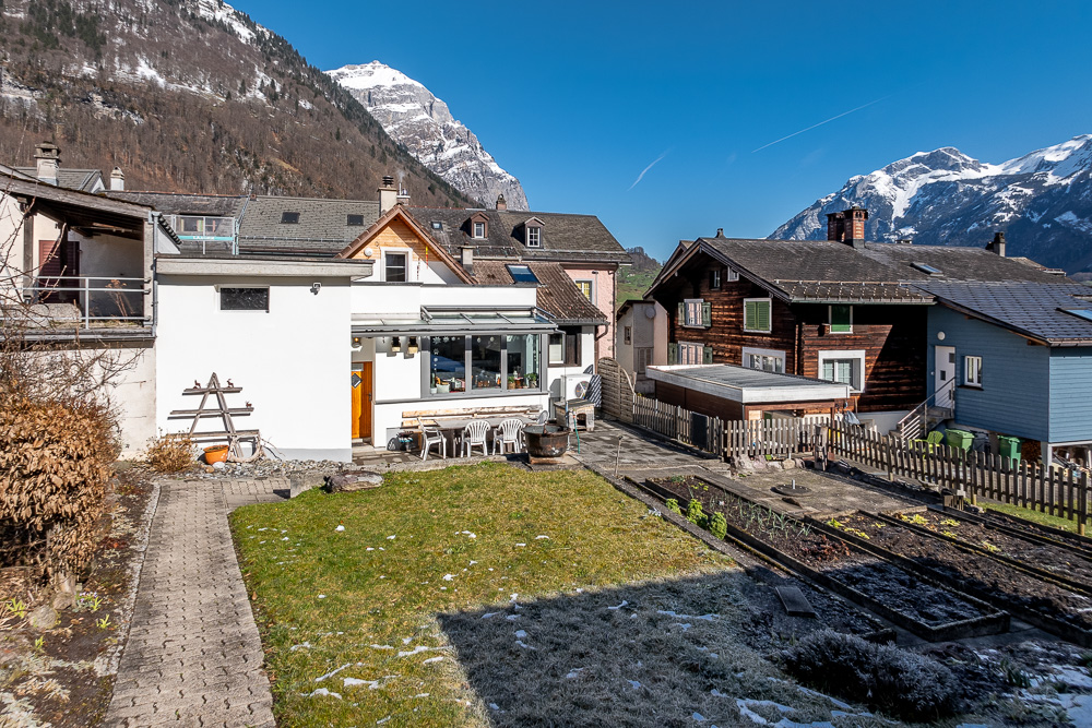 Alpenhaus mit Garten und Bergblick