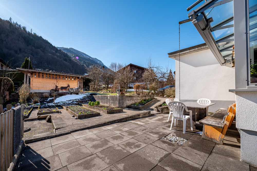 Terrasse mit Gartenblick und Bergkulisse