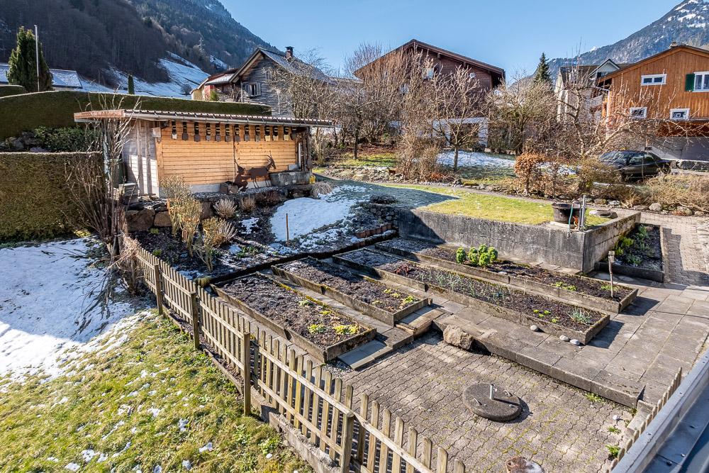 Garten mit Hochbeeten und Schuppen