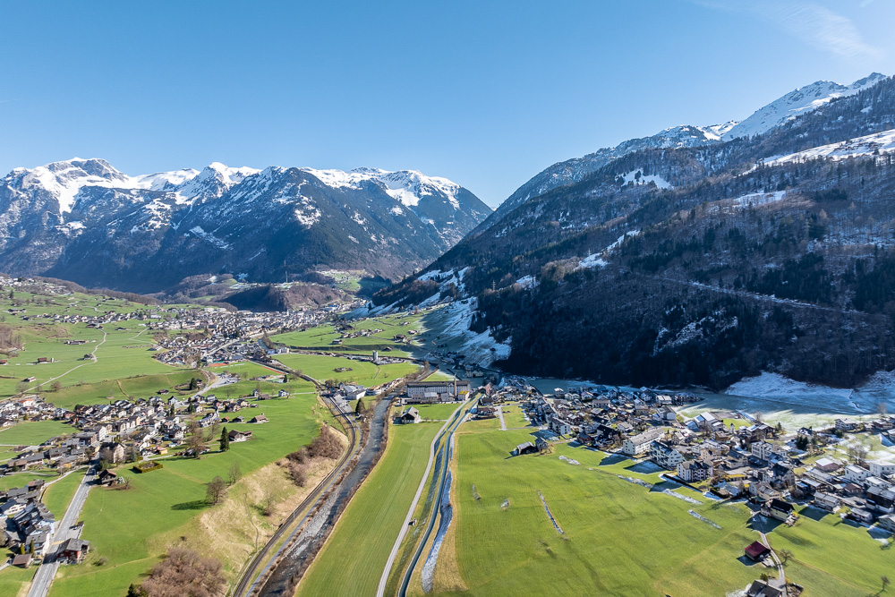 Alpen-Luftaufnahme eines Tals mit Siedlungen