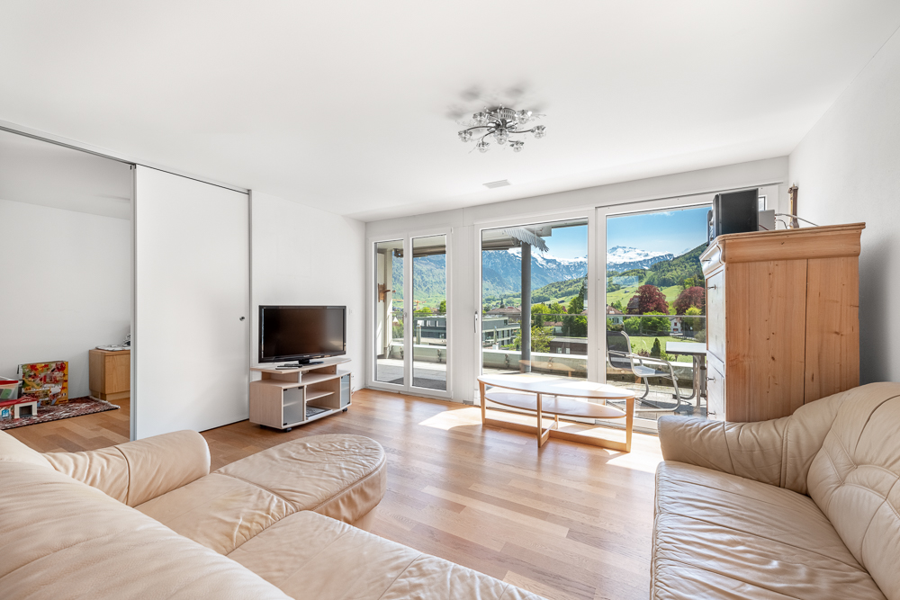 Helles Wohnzimmer mit Balkonblick in die Berge