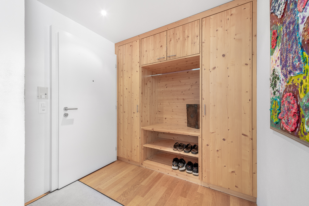 Heller Eingangsbereich mit Einbauschrank