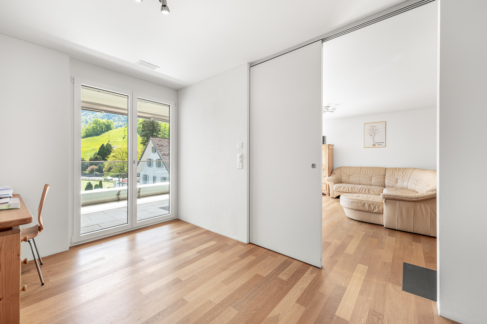 Heller Wohnraum mit Balkonblick