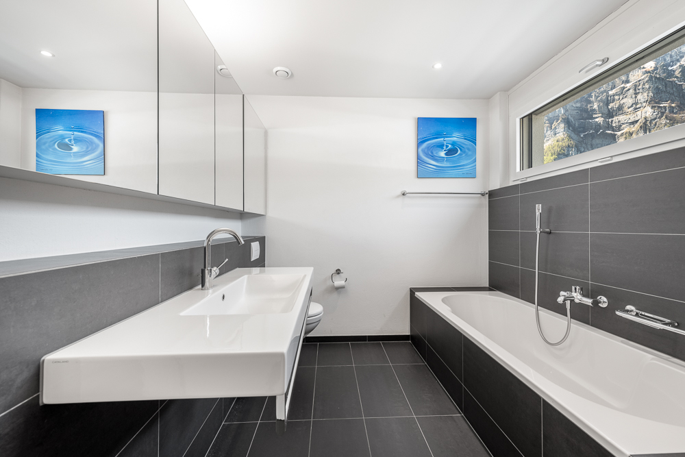 Modernes Badezimmer mit Badewanne und Waschtisch