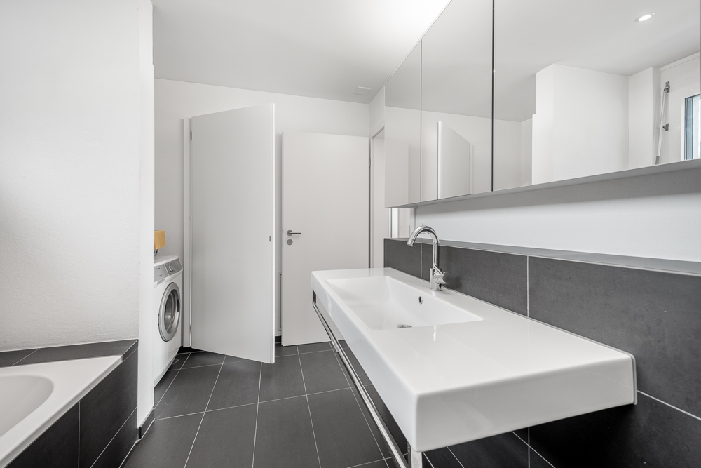 Modernes Badezimmer mit Waschbereich