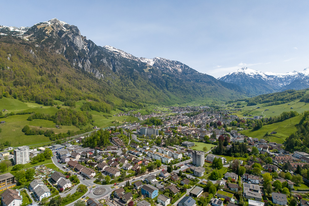 Bergstadt im Tal mit Alpenpanorama