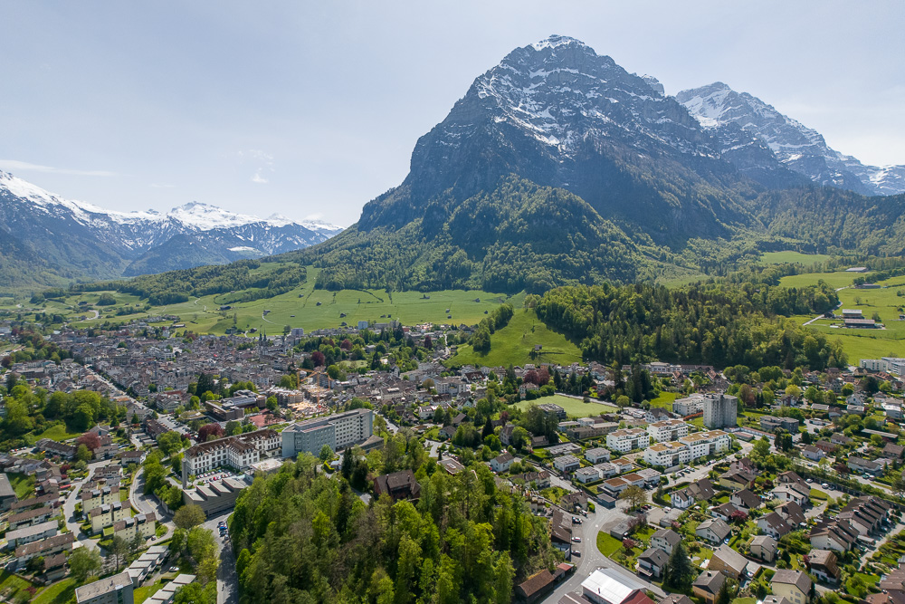 Bergpanorama über einer Stadt