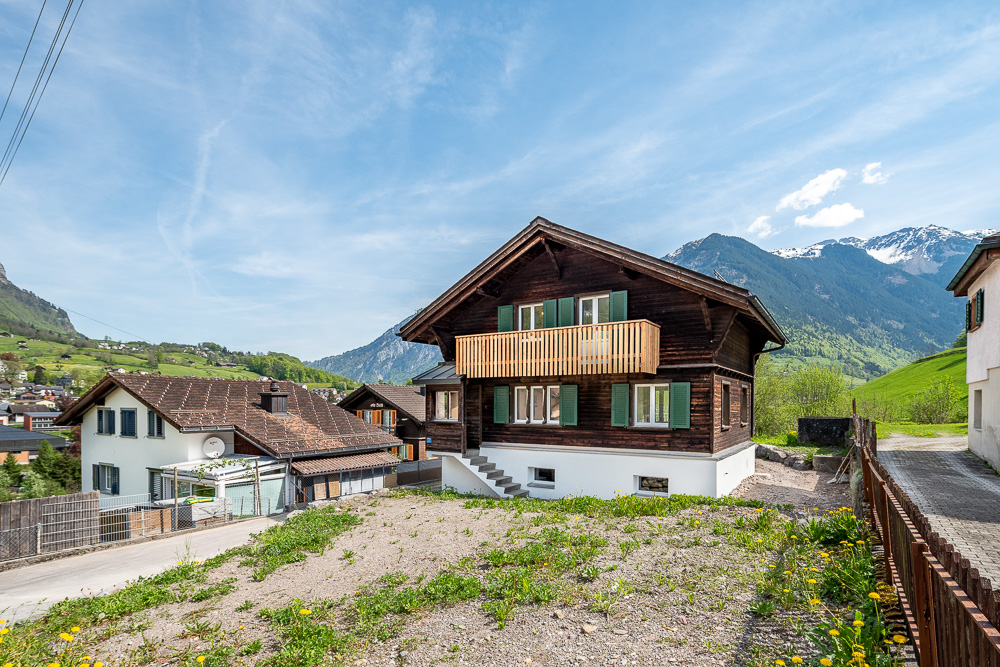 Alpines Holzhaus mit Bergblick