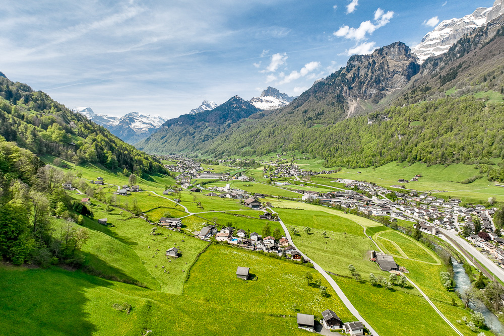 Alpenpanorama über ein Tal