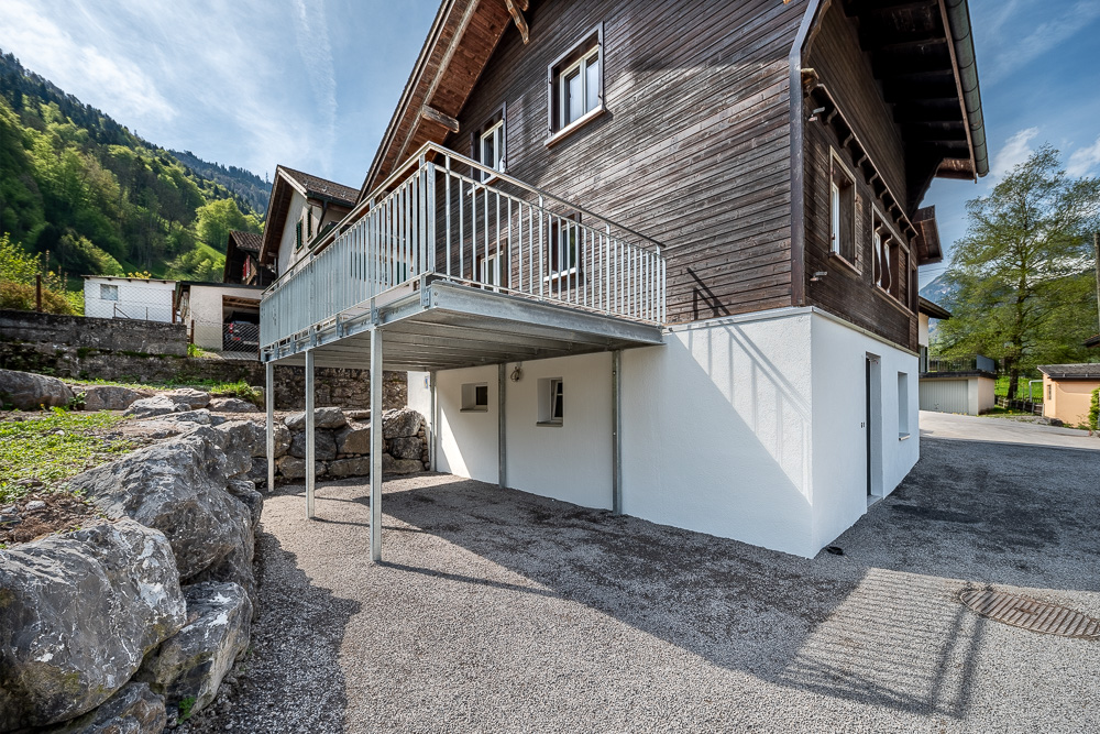 Außenansicht eines Holzhauses mit Balkon