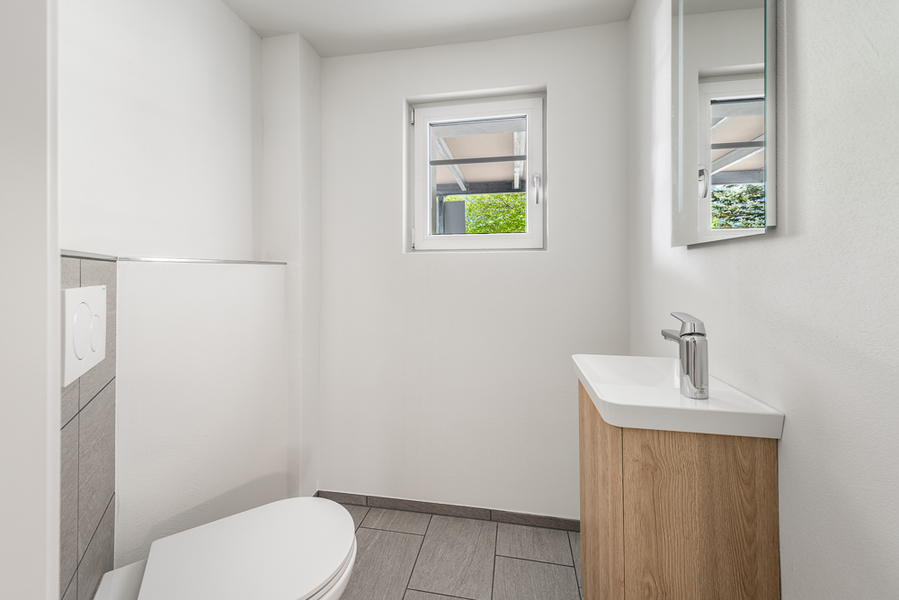 Gäste-WC mit Waschtisch und Fenster
