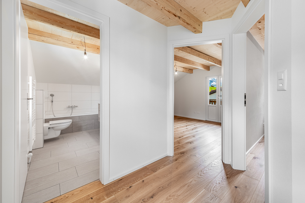 Heller Flur mit Badezimmer und angrenzendem Raum