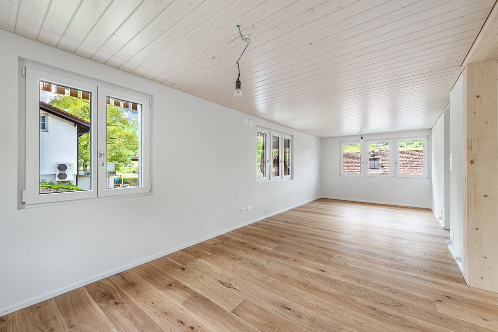 Heller leerer Wohnraum mit Holzdecke