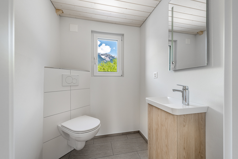 Modernes Gäste-WC mit Fensterblick