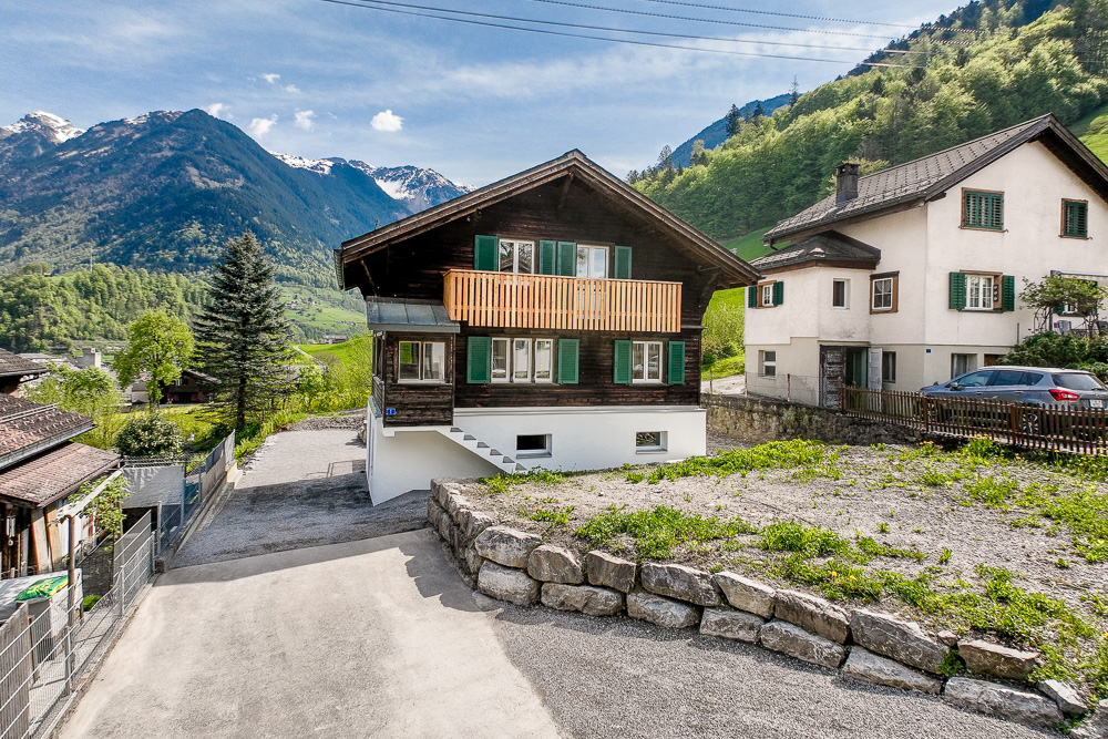 Alpines Wohnhaus mit Bergpanorama