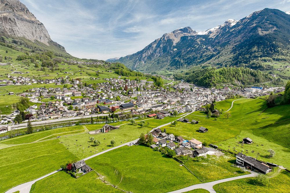 Alpenpanorama über Talort