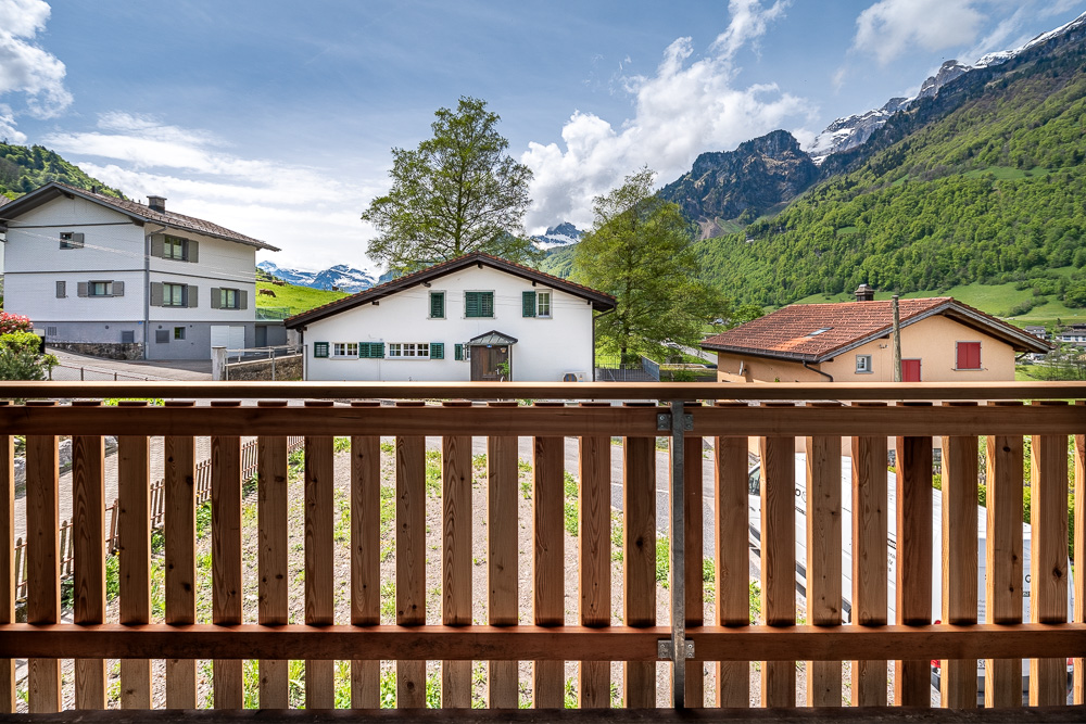 Bergblick vom Balkon mit Holzgeländer