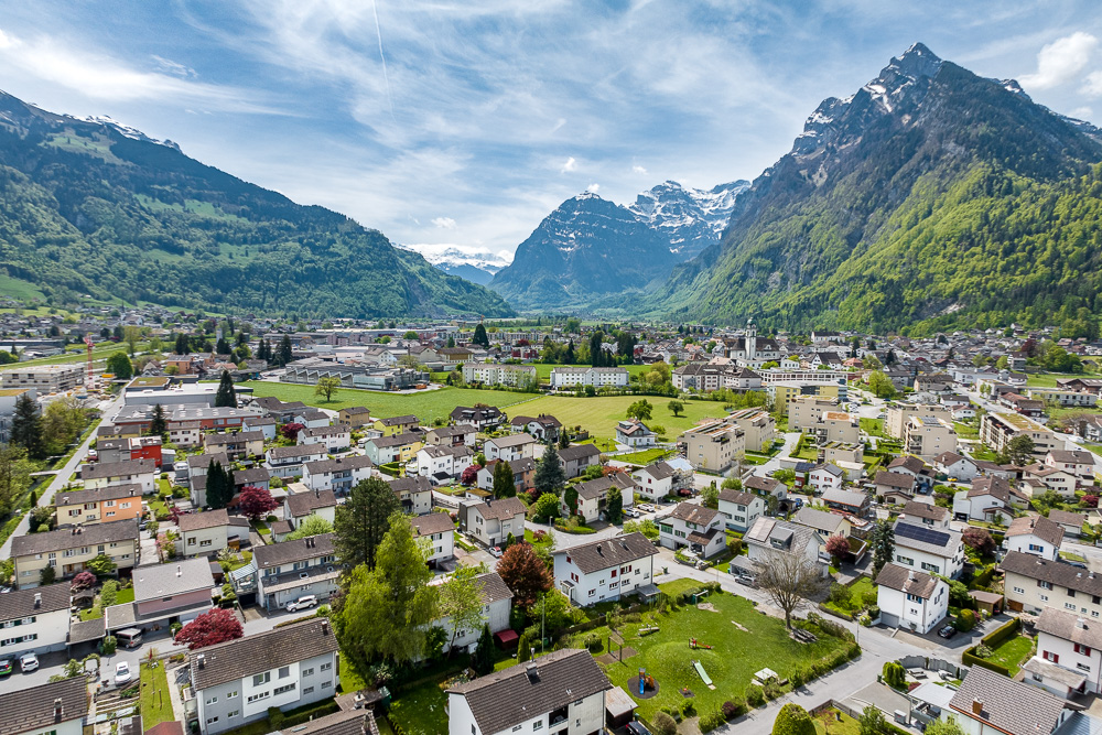 Stadtpanorama im alpinen Tal
