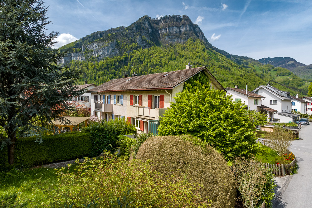Wohnhaus mit Bergkulisse