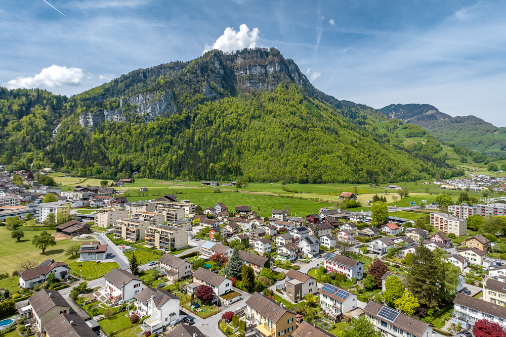 Alpenstadt mit markantem Bergpanorama