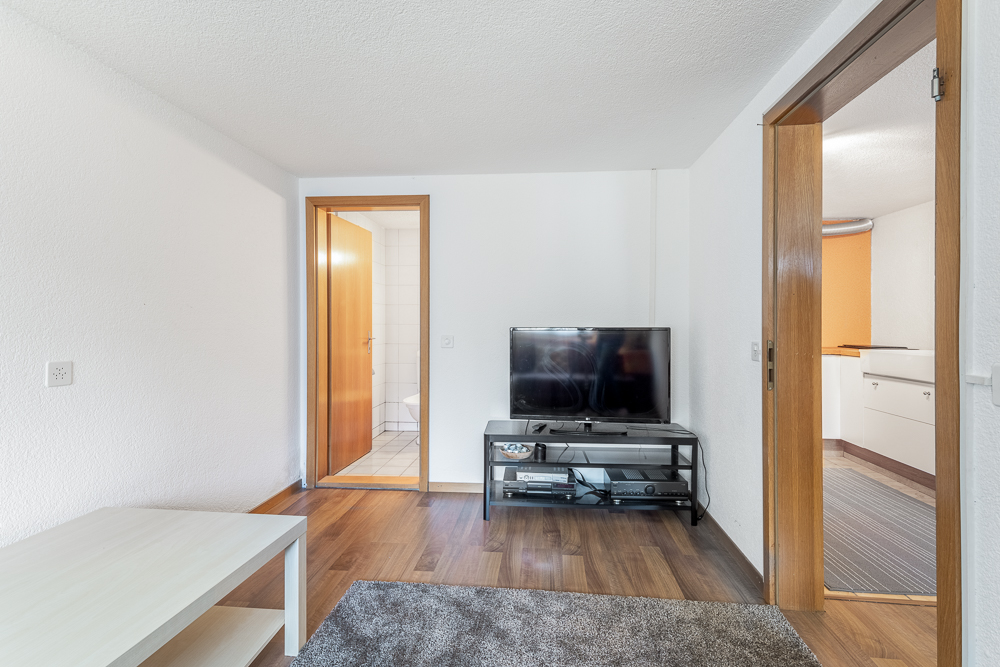 Kleines Wohn-/Schlafzimmer mit Blick ins Bad und in die Küche