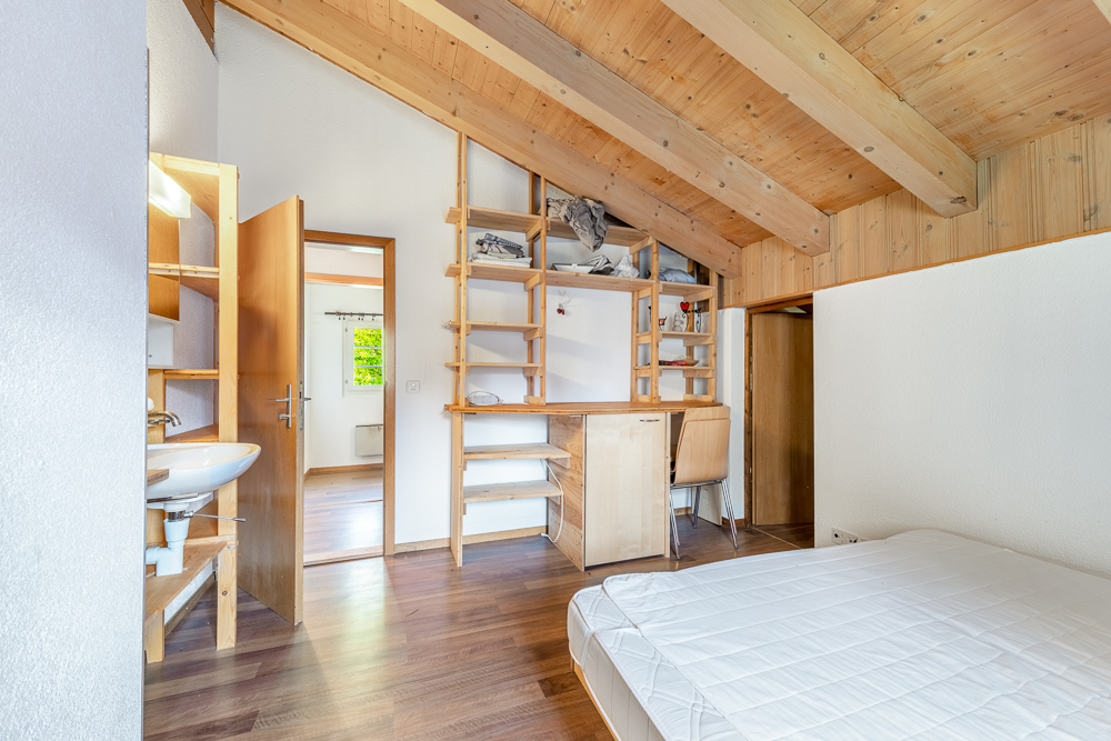 Helles Schlafzimmer mit Holzausbau