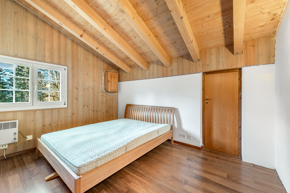 Schlafzimmer mit Holzvertäfelung