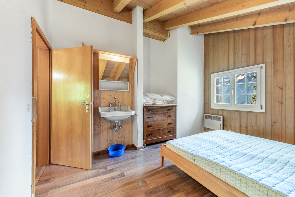 Rustikales Schlafzimmer mit Holzvertäfelung