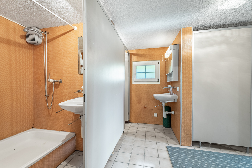 Badezimmer mit Dusche und Waschbecken
