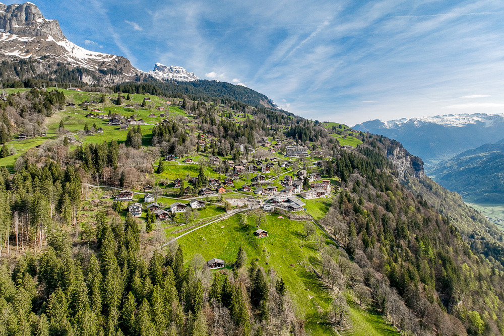 Alpine Landschaft mit Dorf und Bergen