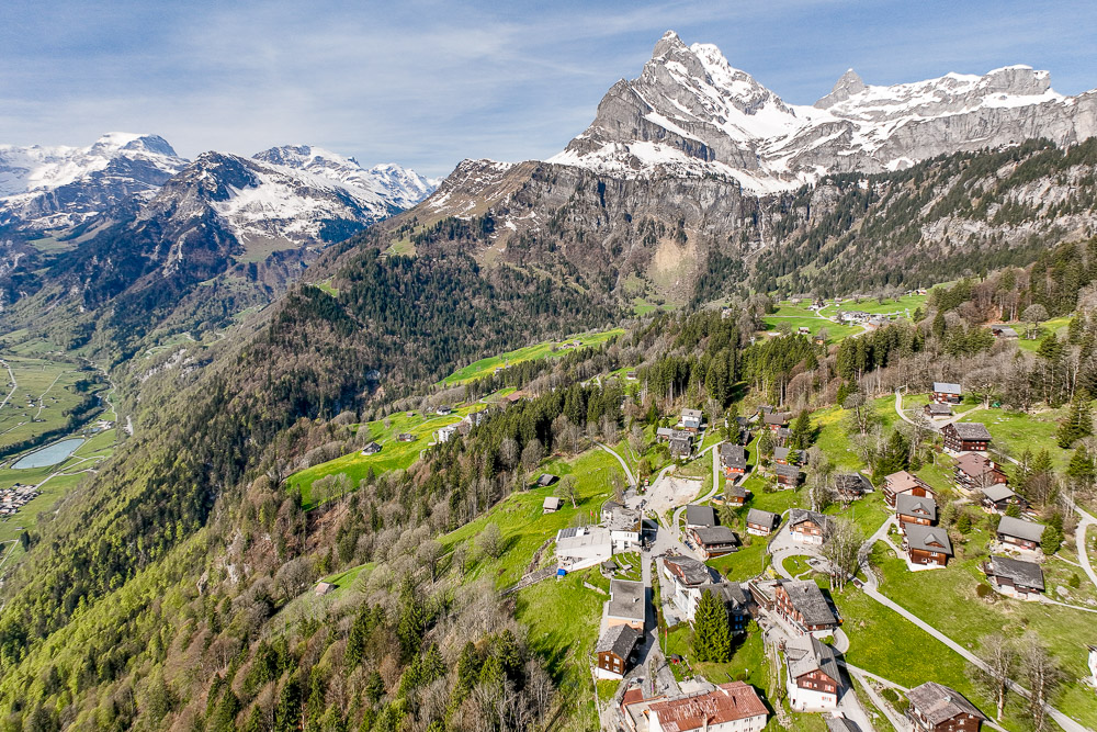 Alpenpanorama mit Bergdorf