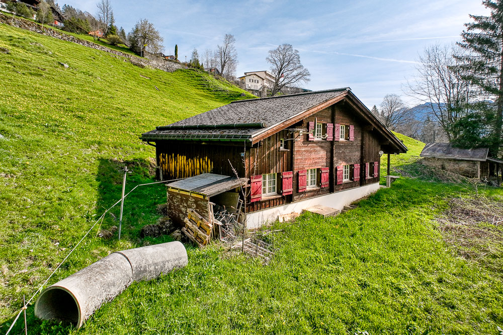 Alpines Holzhaus am Hang