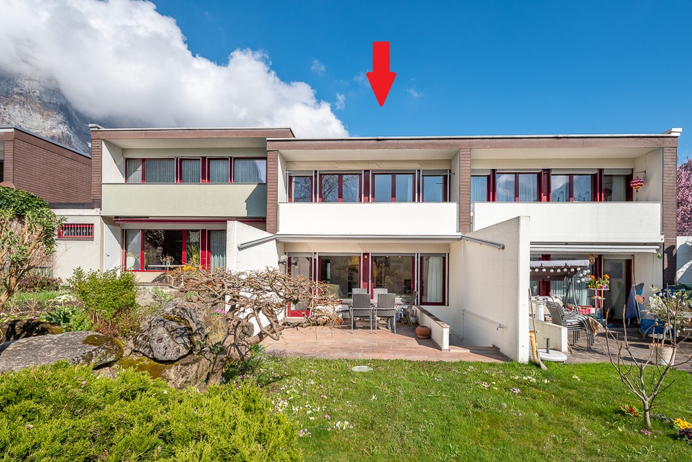 Modernes Wohnhaus mit Terrasse und Garten