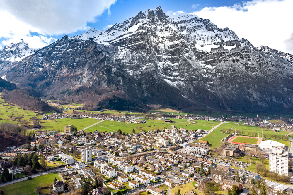 Bergpanorama über einer Alpenstadt