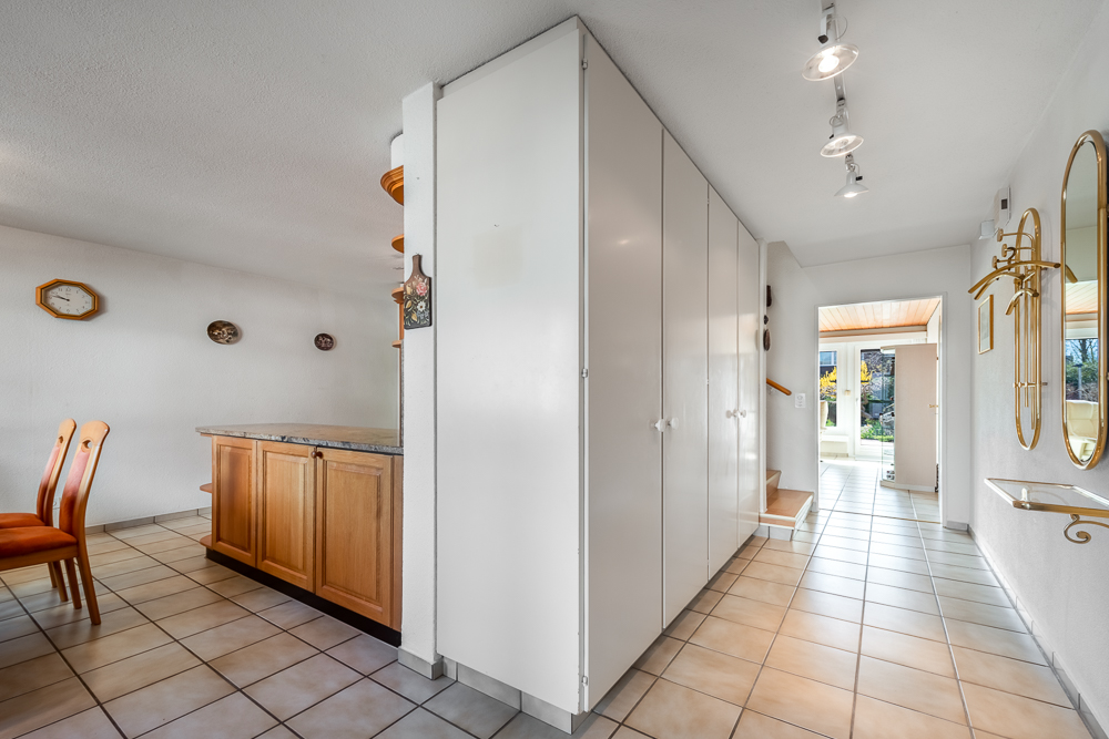 Heller Flur mit Einbauschrank und Holzsideboard
