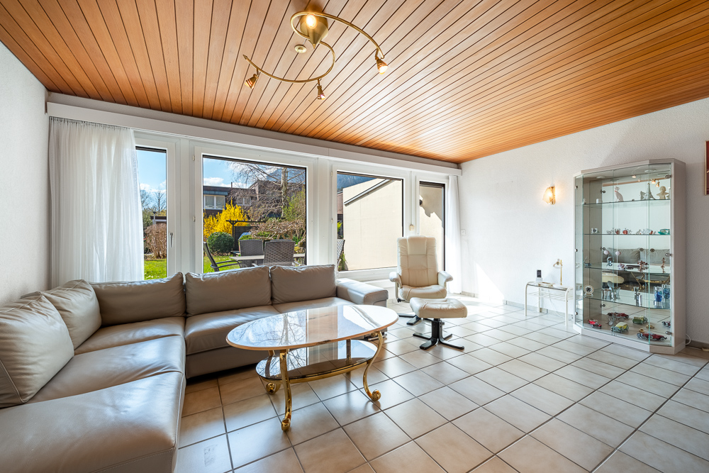 Helles Wohnzimmer mit großem Ecksofa