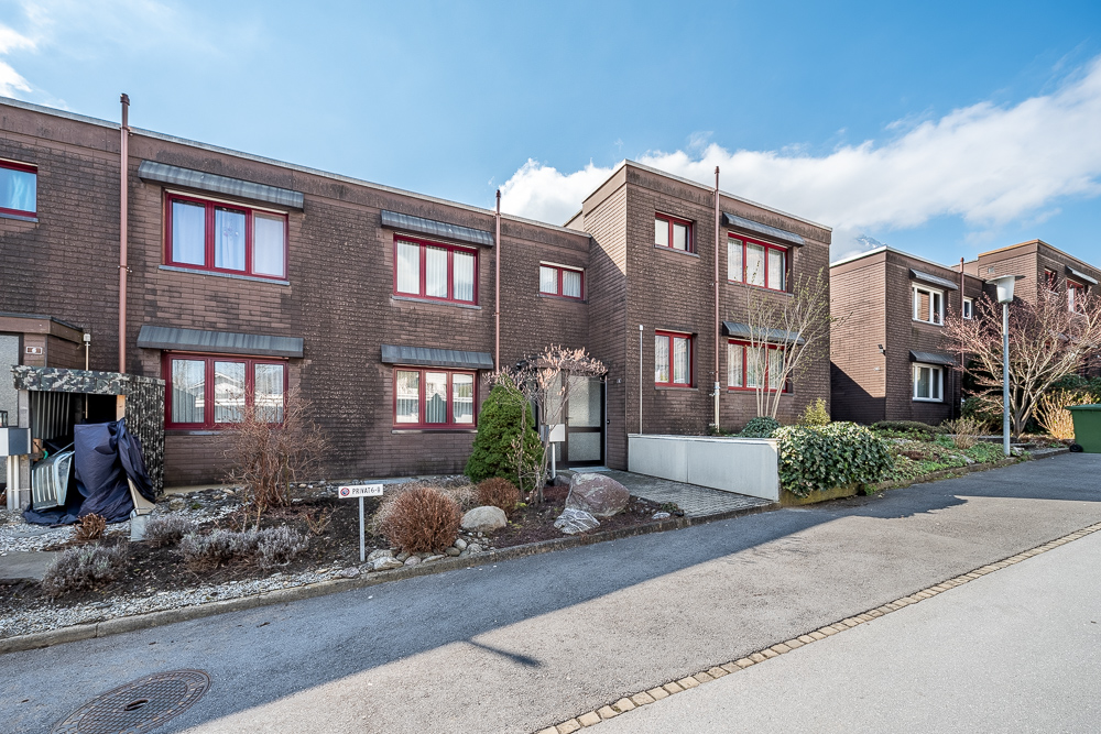Reihenhausanlage mit brauner Fassade