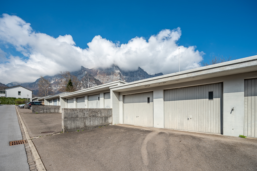 Garagenzeile mit Bergkulisse