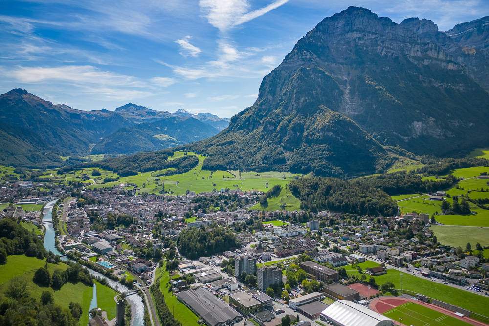 Alpenstadt mit Bergpanorama