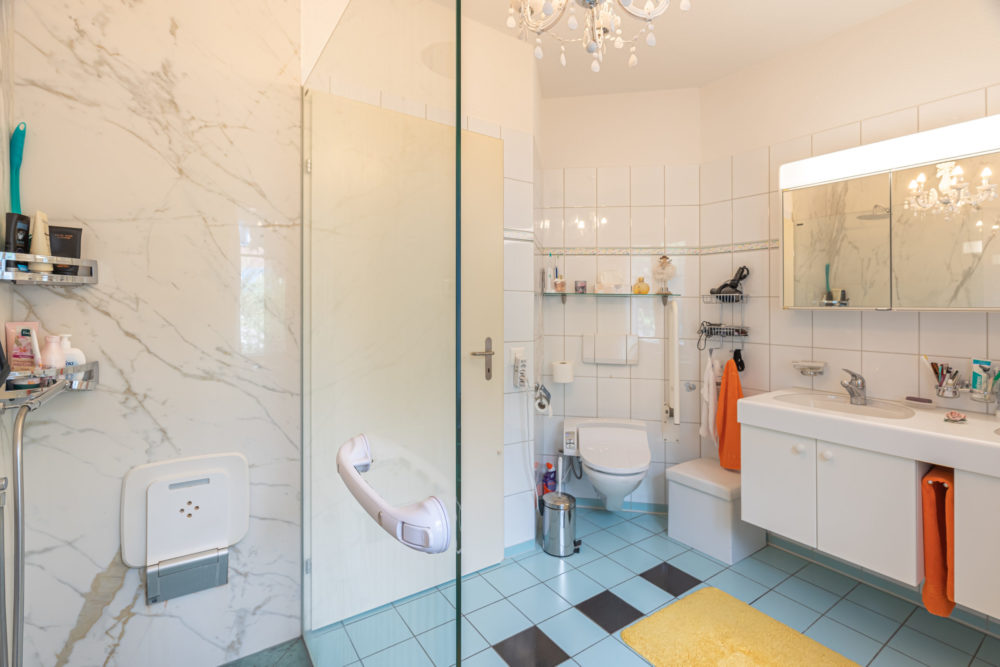 Helles Badezimmer mit begehbarer Dusche und Waschplatz